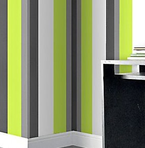 Een hogere of bredere kamer met gestreept behang Een hogere of bredere kamer met gestreept behang